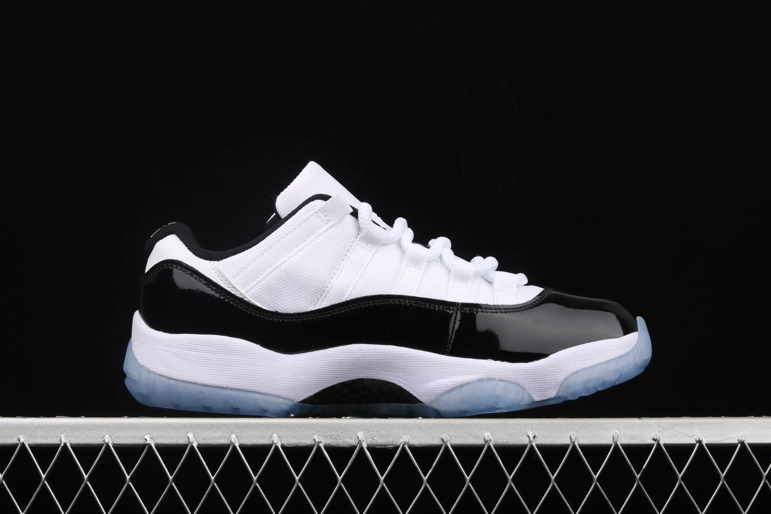 All categories Air Jordan Jordan series basketball shoes Air Jordan 11 X version Air Jordan 11 Low "Concord" AJ11 Joe 11 white and black genuine carbon 528895-153